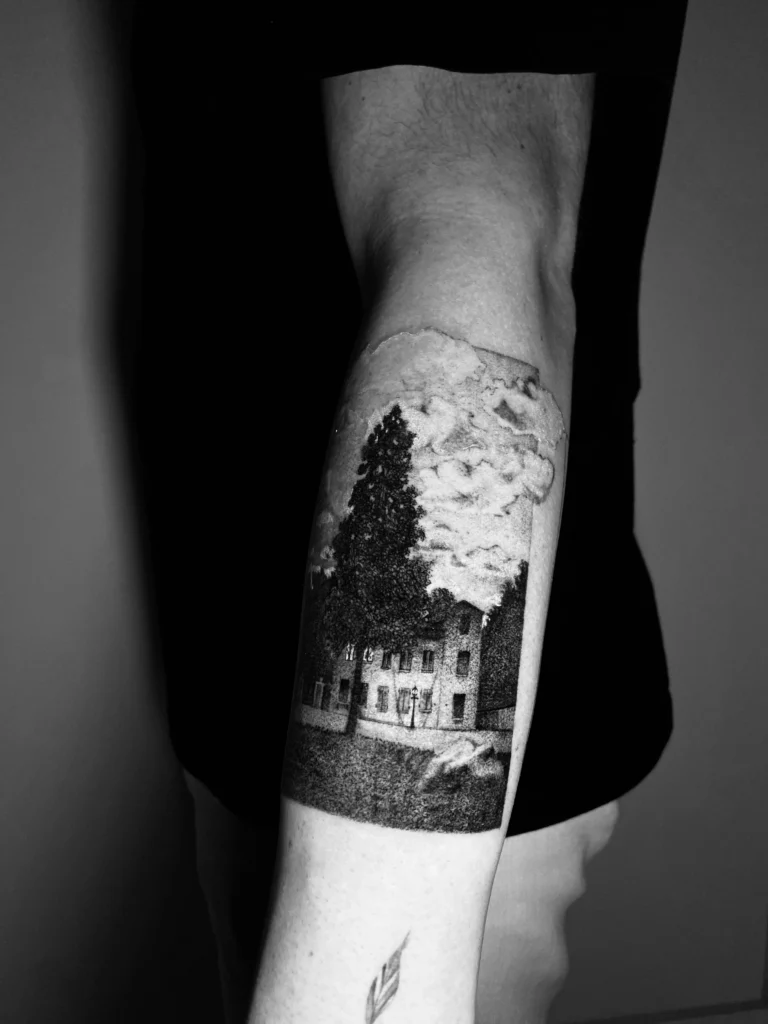 Tatuaje blackwork en antebrazo — líneas finas y sombreado