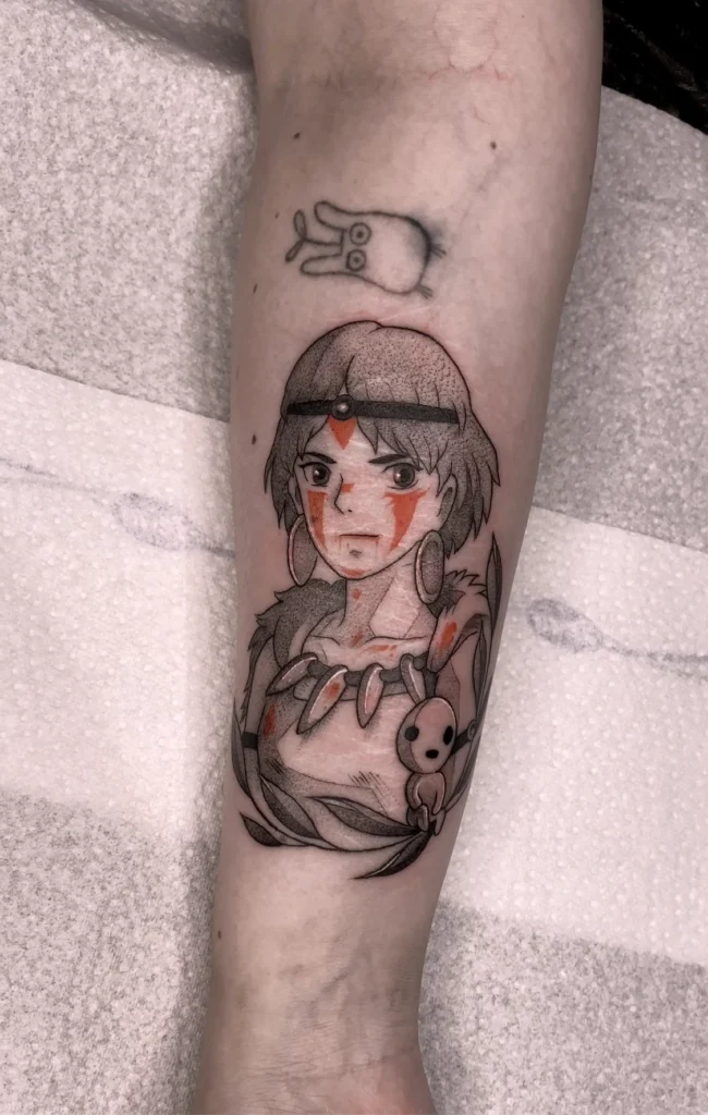 Tatuaje japonés a color de samurái en el brazo