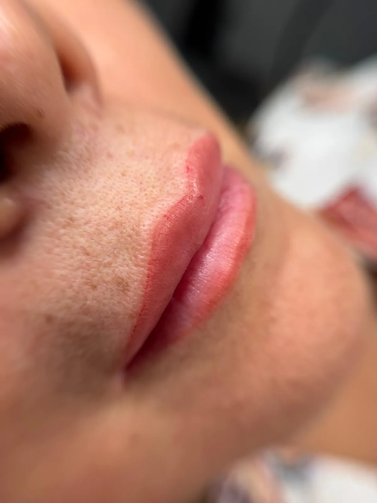 Micropigmentación de labios (lip blushing) en Valencia con perfilado natural y efecto duradero