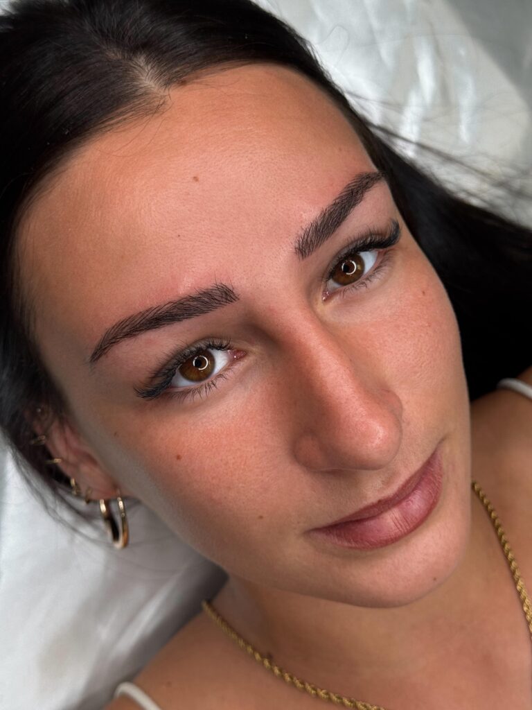 Diseño de cejas pelo a pelo con micropigmentación en Valencia