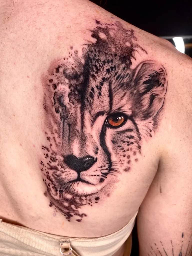 Tatuaje realista de guepardo en hombro con efecto acuarela — líneas finas y sombras, Valencia