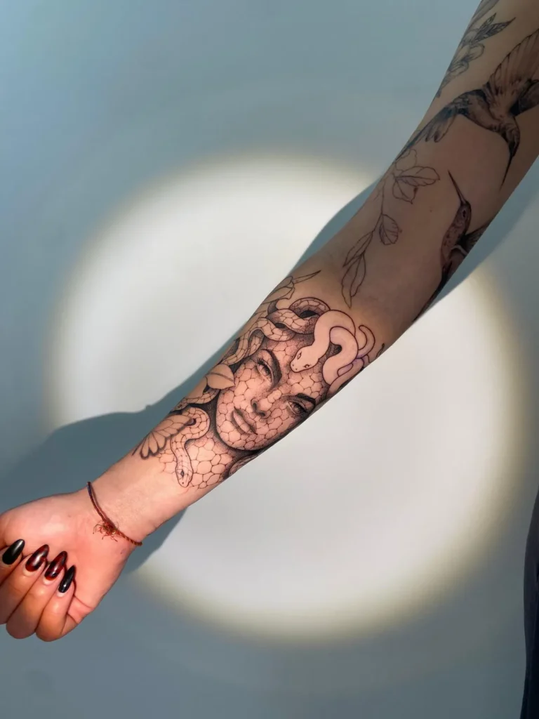 Tatuaje de Medusa en antebrazo estilo black & grey con detalle de serpientes — estudio de tatuajes en Valencia