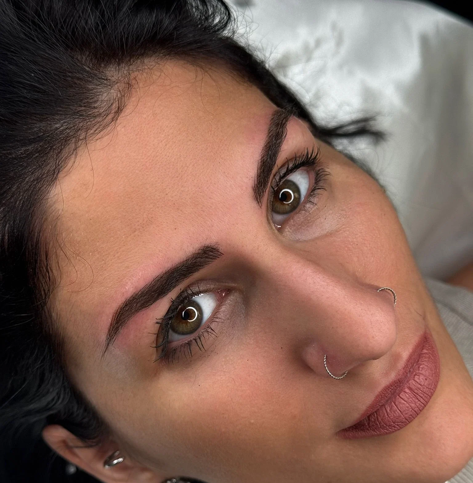 Resultado natural de micropigmentación de cejas en estudio de Valencia