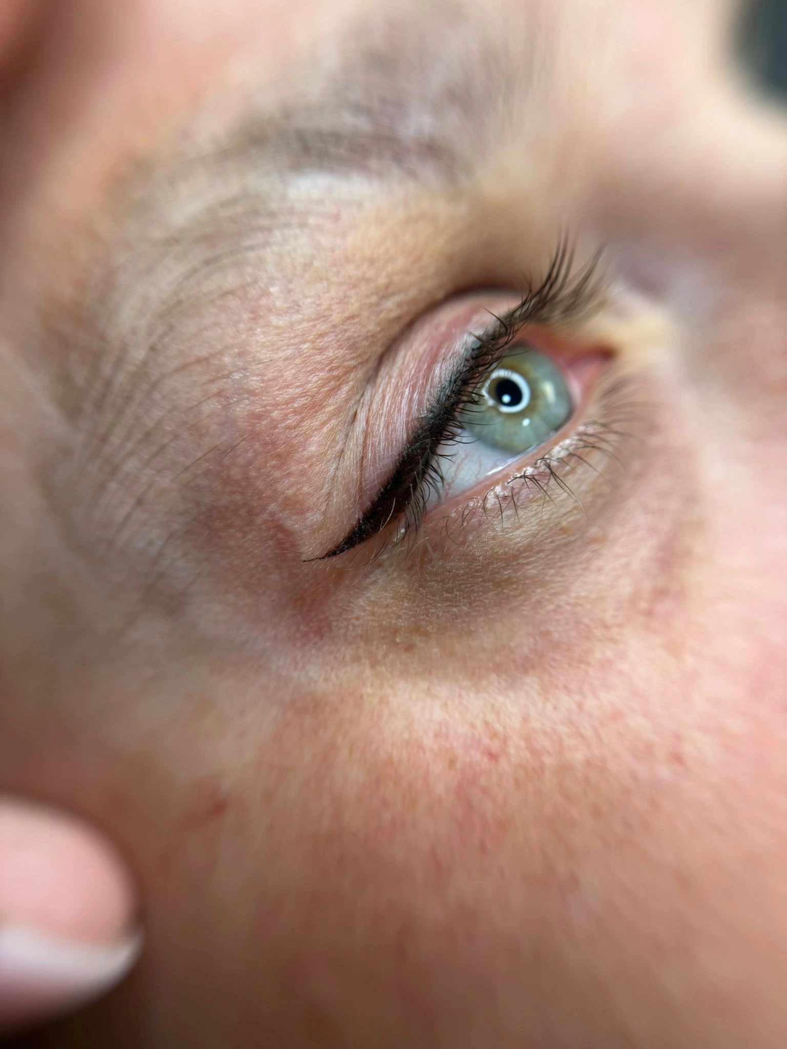 Procedimiento de micropigmentación de ojos con efecto sombreado de eyeliner en Valencia