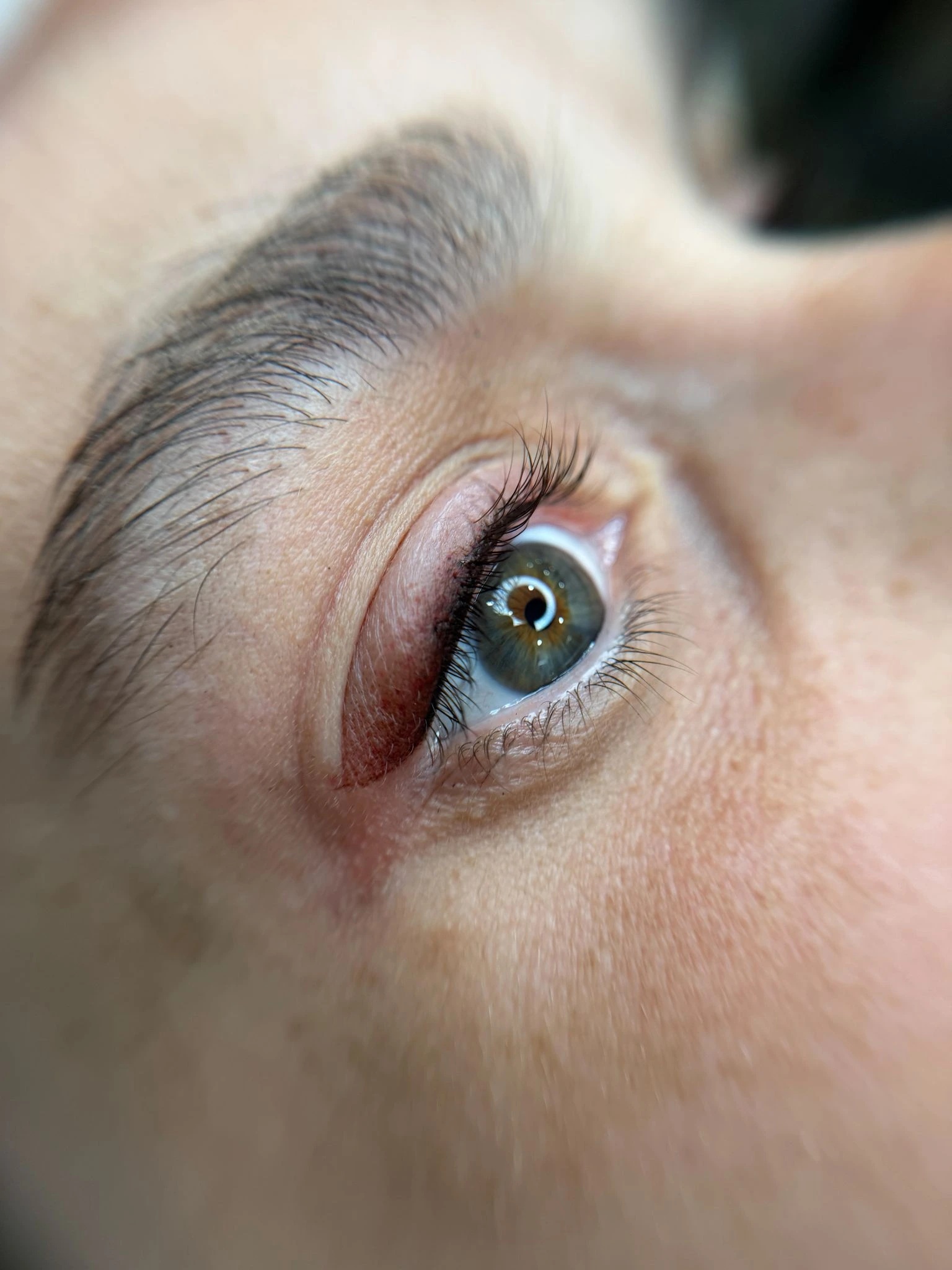 Micropigmentación de ojos con efecto difuminado de eyeliner en Valencia