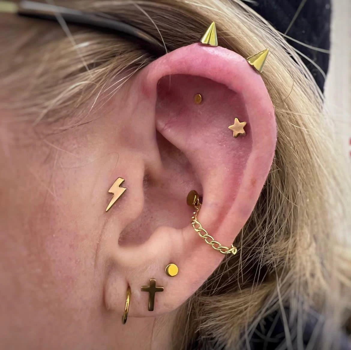 Joven mostrando su nuevo piercing en la oreja en Valencia